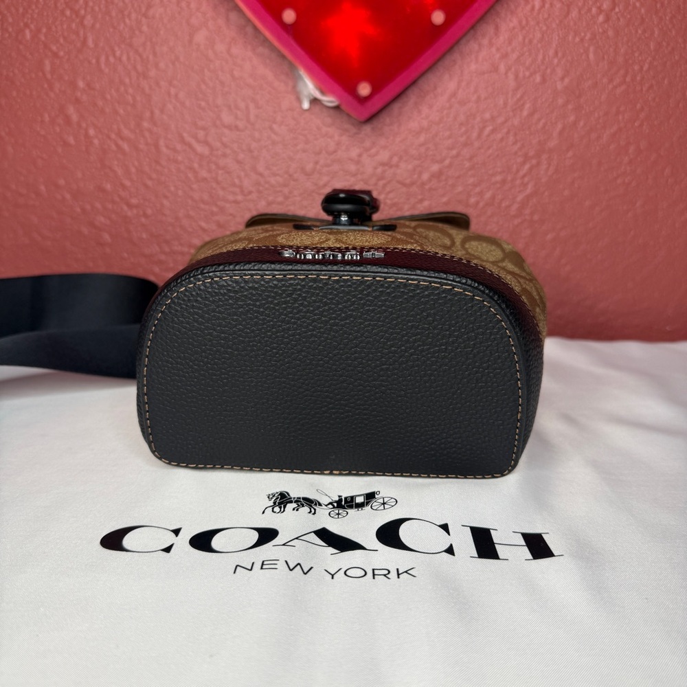 Coach Hudson Small Pack In Signature Canvas - Picture 6 of 8